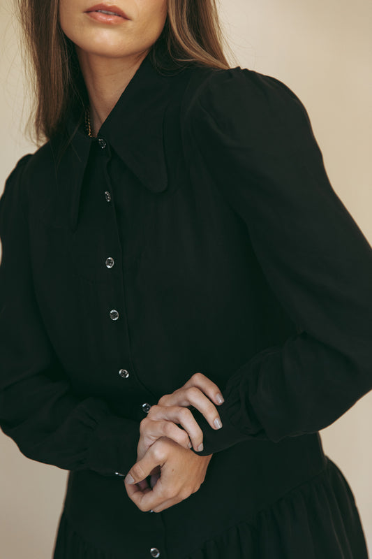 Sienna mini dress in Washed Black, close-up of the oversized pointed collar and button front